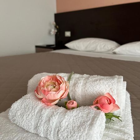 Bed & Breakfast La Rondinella Cerasolo Buitenkant foto